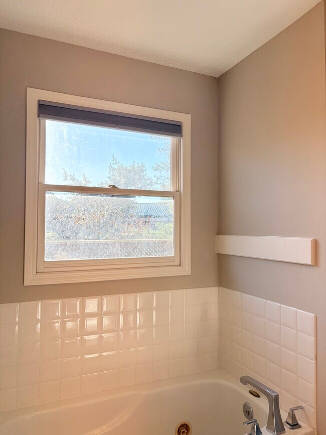 Building Photo - 747 Steeplechase Way