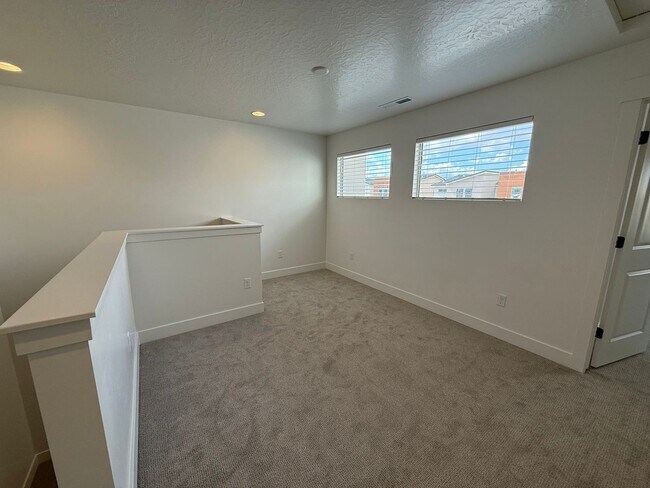 Building Photo - Brand New Townhome