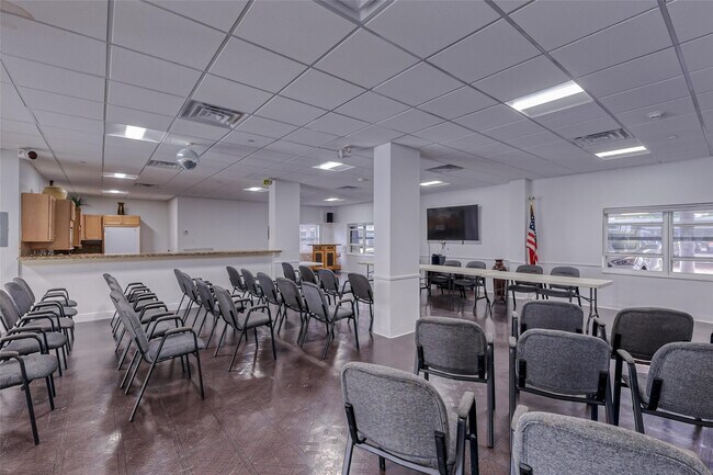 Building Photo - 405 N Ocean Blvd