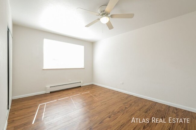 Building Photo - Top Floor 2 Bedroom Apartment Steps from R...