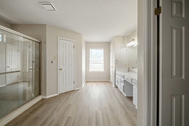 Building Photo - Stunning 4 Bedroom, 2.5 Bath Home in Block...