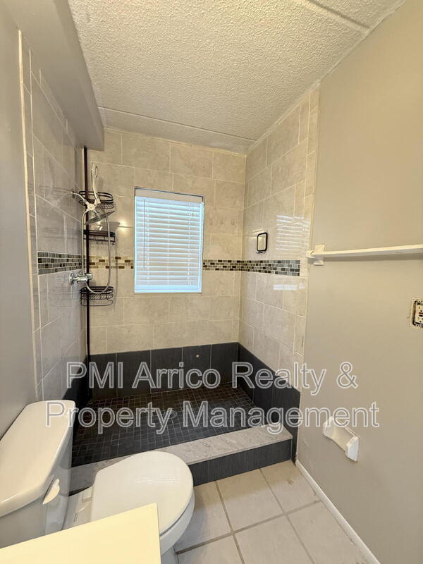 Building Photo - 2812 Somerset Park Dr