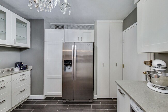 Building Photo - 6033 N Sheridan Rd