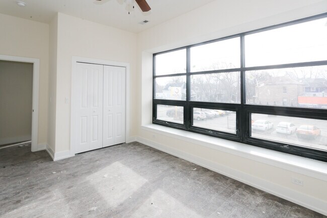 Building Photo - 4300 W Montrose Ave