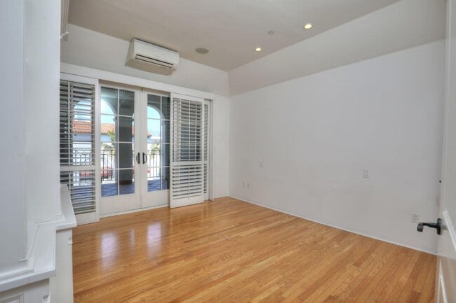 Building Photo - Downtown Luxury One Bedroom with Private Garage