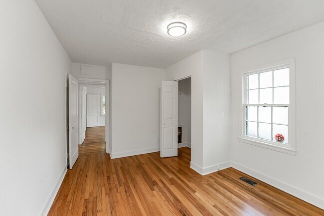Building Photo - 806 S Moore Rd