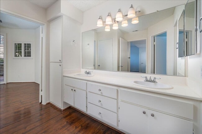 Building Photo - GREAT CONDO CLOSE TO VALENCIA MALL!