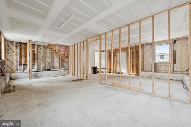 Building Photo - 202 E King St