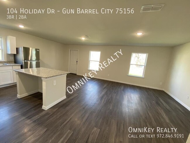 Building Photo - 104 Holiday Dr