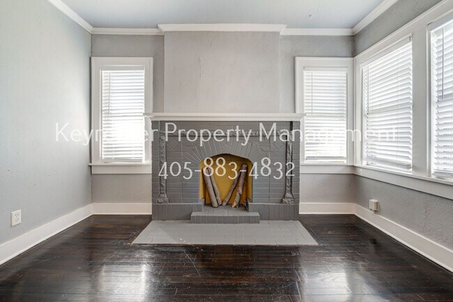 Building Photo - Charming 2-Bed, 1-Bath Upstairs Duplex Near the Paseo District