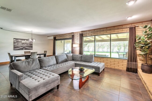 Building Photo - 2115 E Balboa Dr