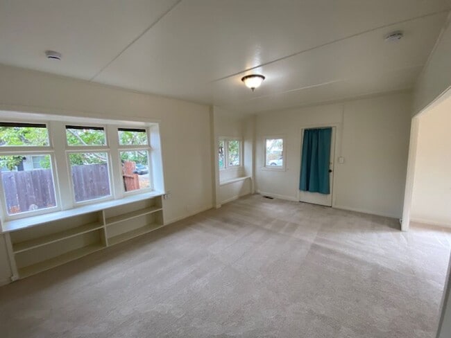 Building Photo - 17 Mile Drive Cottage!