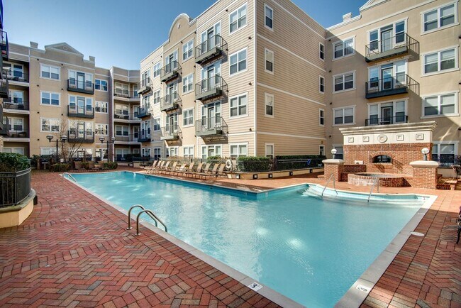 Building Photo - Spacious 3BR/2BA end unit at Bristol West ...