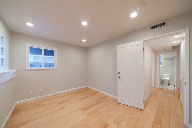 Building Photo - Warm & Inviting Manhattan Beach Rental Home!