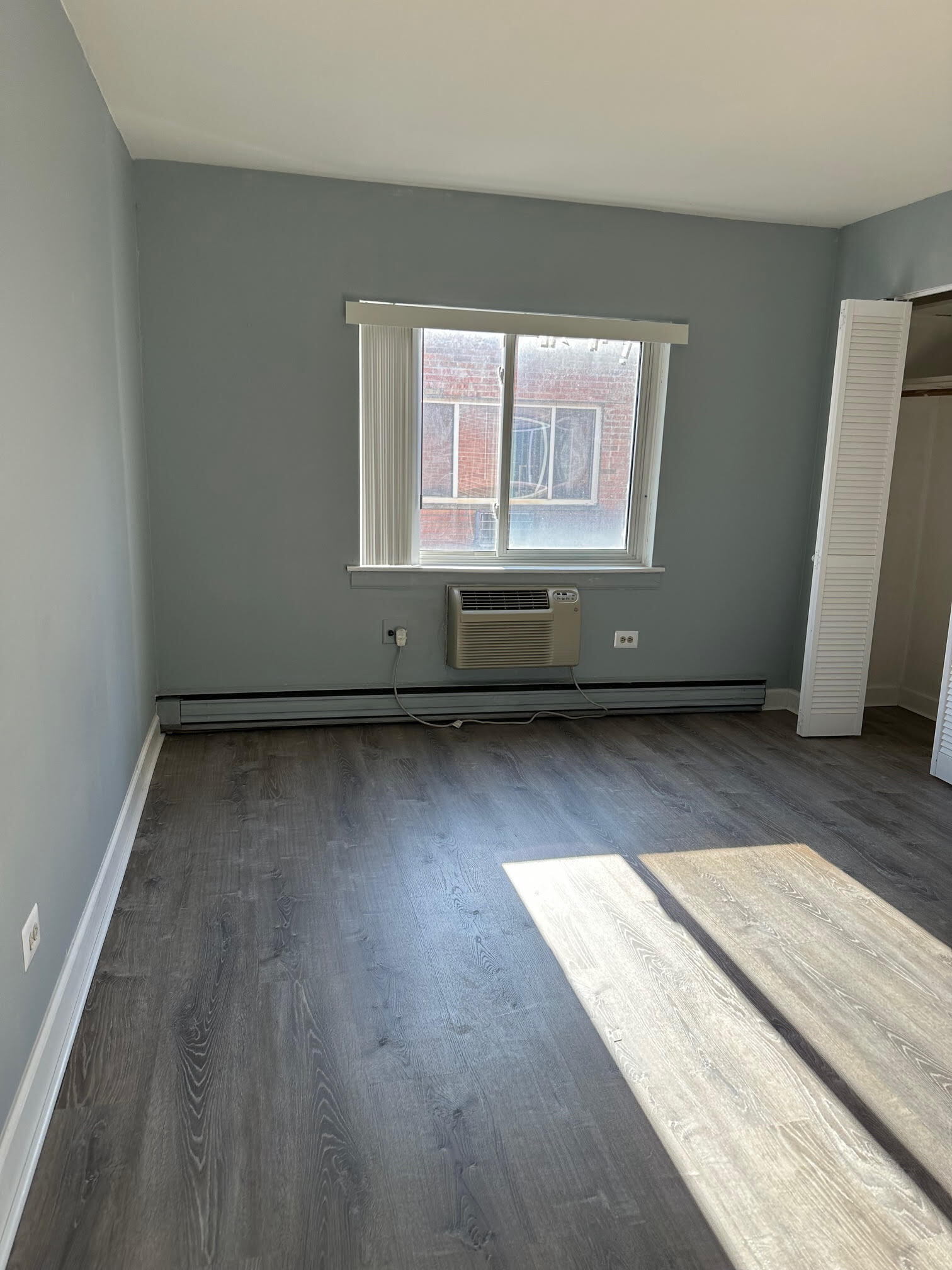 Building Photo - 3825 N Pine Grove Ave