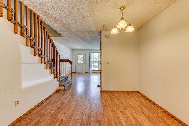 Building Photo - Beautiful 2 bed 2 bath townhome with carport in desirable Hearthwood Neighborhood With Pool!!