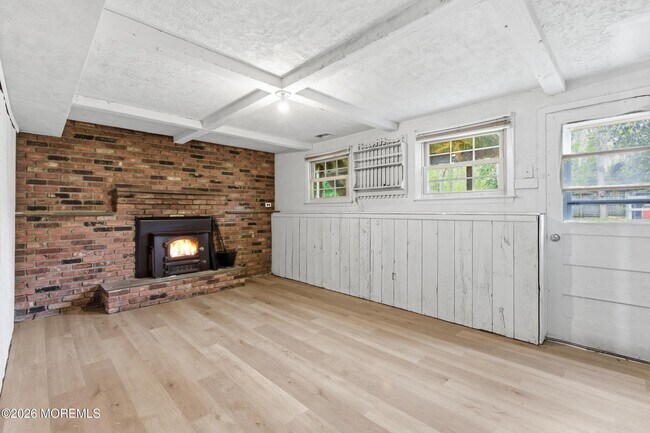 Building Photo - 536 River Dr