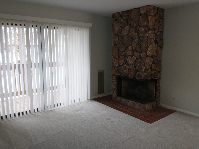 Building Photo - 905 Surrey Dr