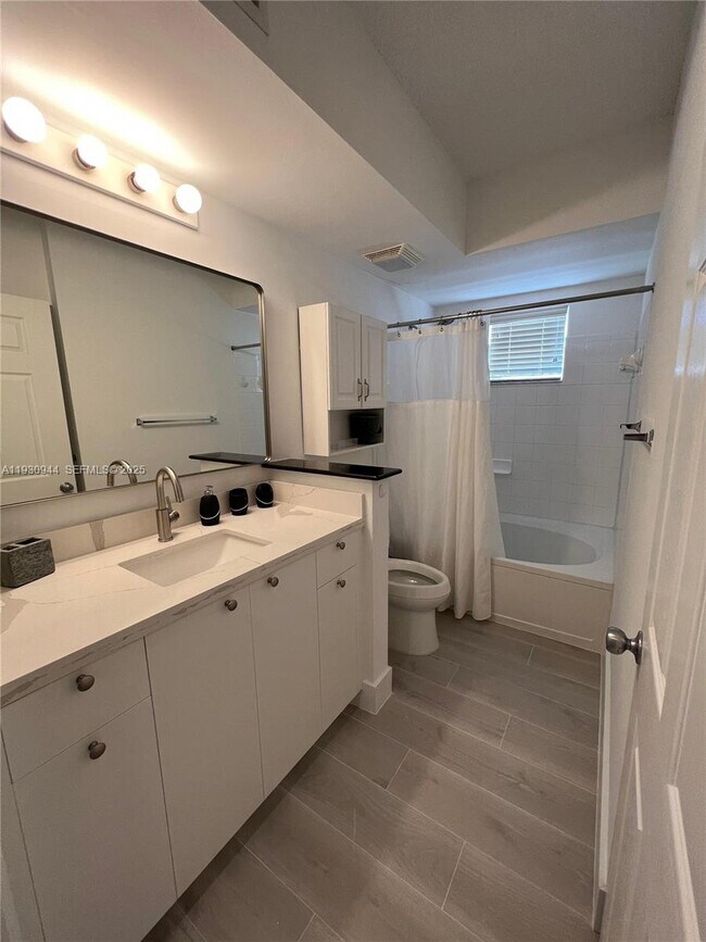 Building Photo - 17100 N Bay Rd