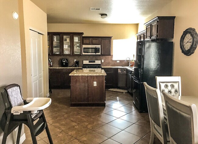 Building Photo - 14251 Desert Bush Dr