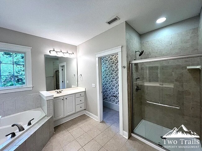 Building Photo - GORGEOUS 4 BED/2.5 BATH IN BILTMORE PARK