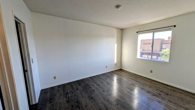 Building Photo - 1810 E Blacklidge Dr