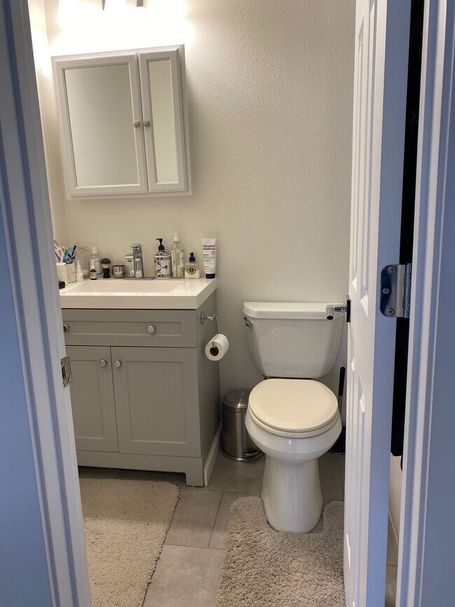 Building Photo - Charming 1 Level House 3 Bed, 2 Bath with ...