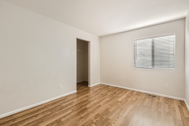 Bedroom w Walk in Closet - 5120 Perth St
