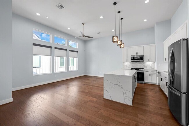 Building Photo - 804 Woodcrest Dr