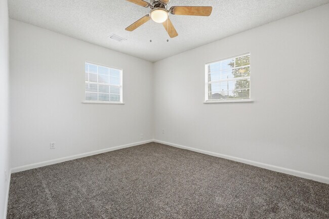 Building Photo - 32 Cascabellas St