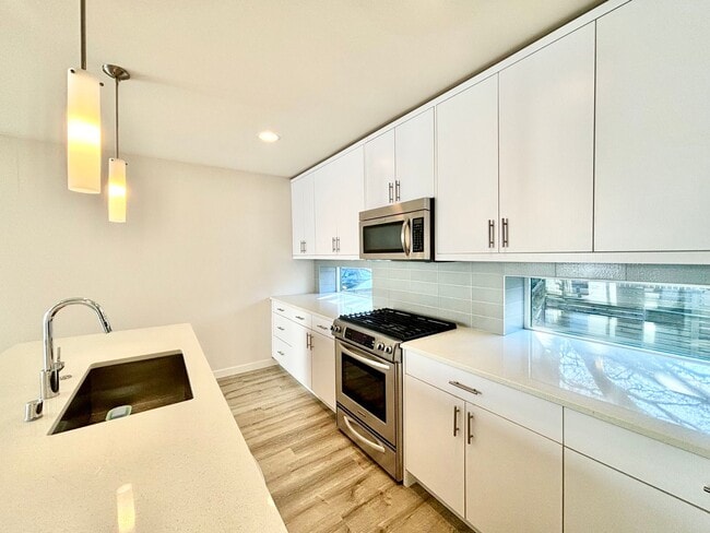 Building Photo - bright and cozy 2b2b townhouse