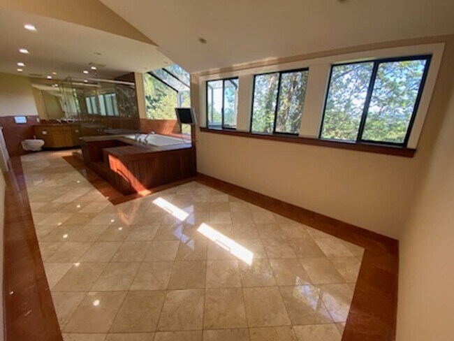 Building Photo - Mercer Island modern house W/a finished MIL APT  For Rent