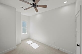 Building Photo - 8421 Venus St