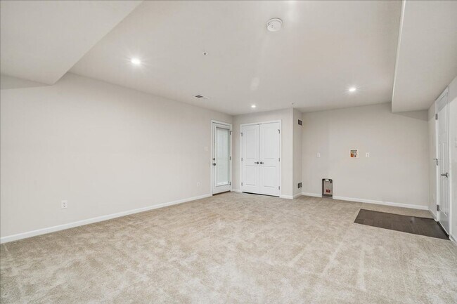 Building Photo - END UNIT EXTRA LARGE TOWNHOME FOR LEASE