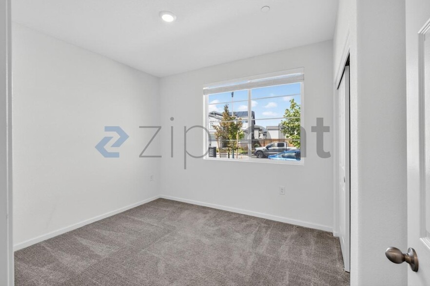 Building Photo - Unit