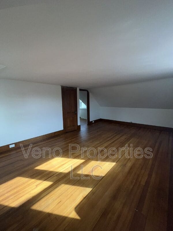 Building Photo - 32 Russell Rd