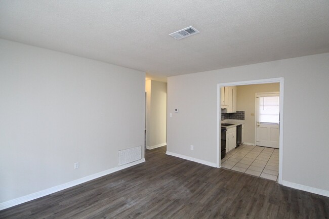 Building Photo - Pet-Friendly 2-Bedroom Duplex with Washer/...