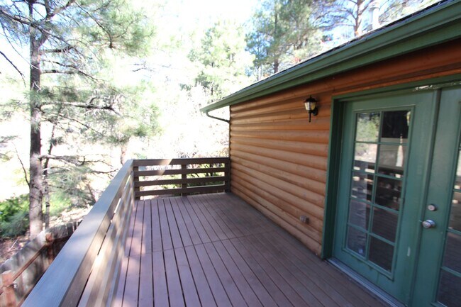 Building Photo - 3 Bed, 2 Bath Cabin Home with Fenced Backy...