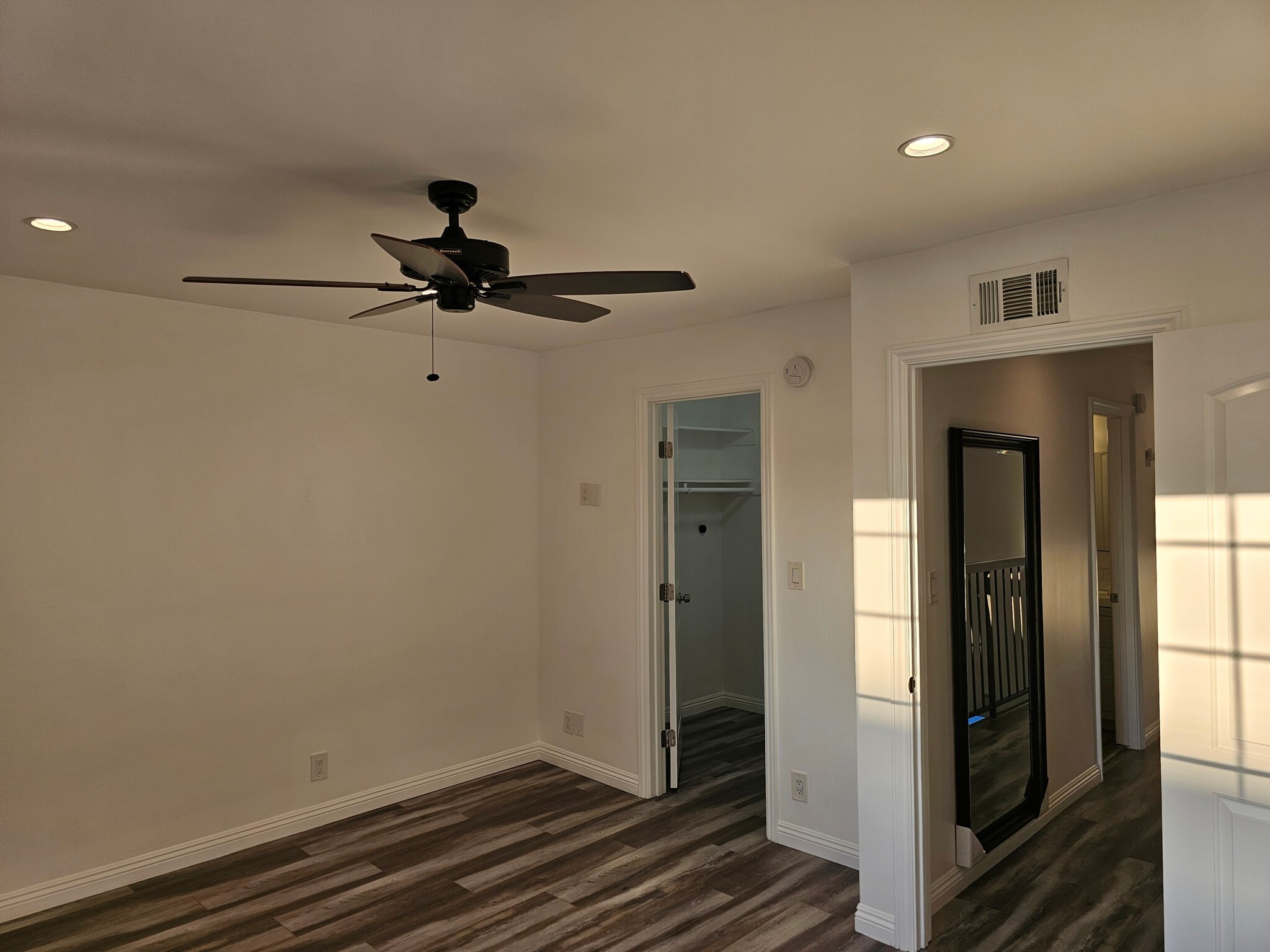 Building Photo - 6501 Vanalden Ave