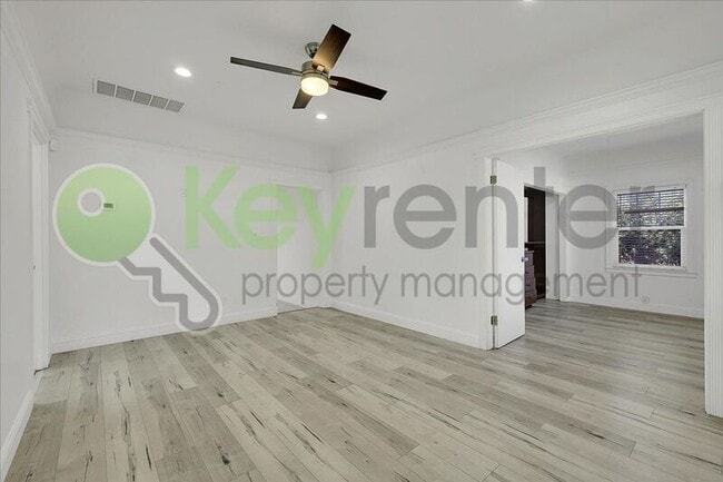 Building Photo - 4404 Lantana Ave