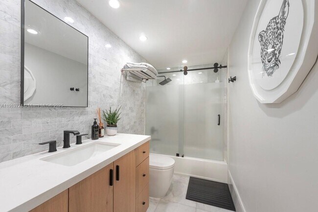 Building Photo - 1121 Crandon Blvd