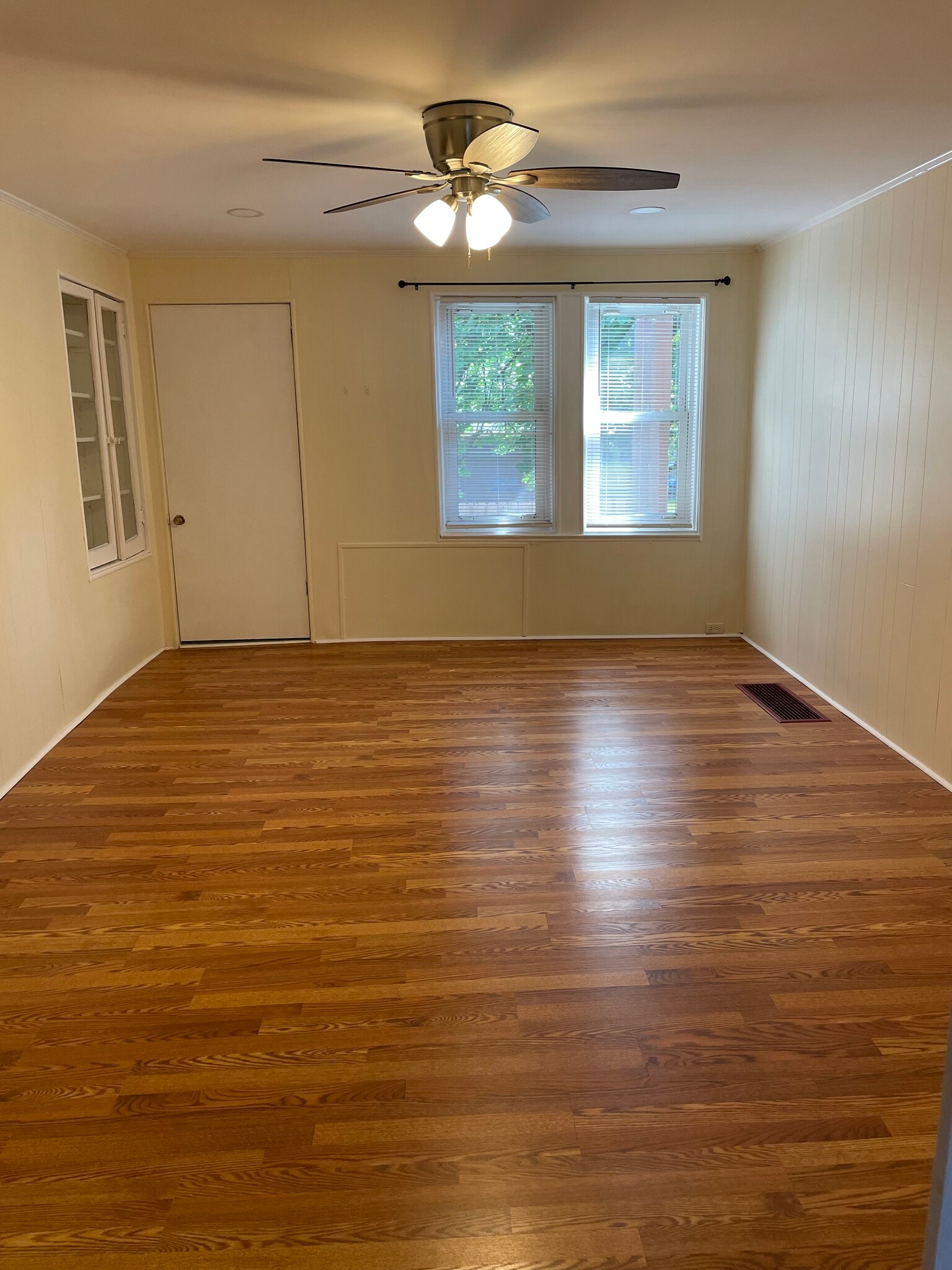 Living room - 5548 Avondale Pl