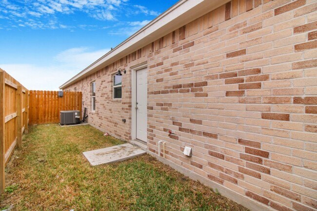 Building Photo - 2813 E Israel Ave