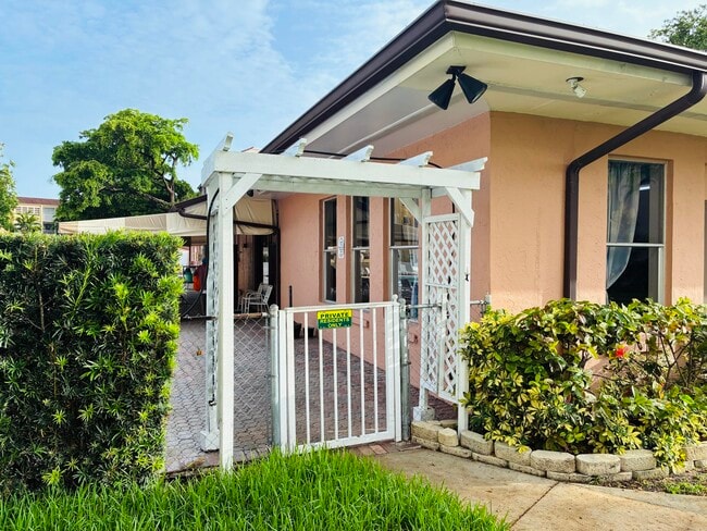 Building Photo - 2821 Somerset Dr