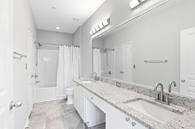 Main Bathroom - 10 Perimeter Summit Blvd NE