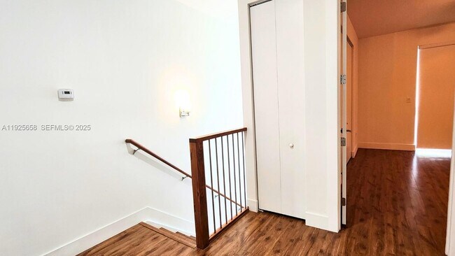 Building Photo - 460 NE 35th Ct