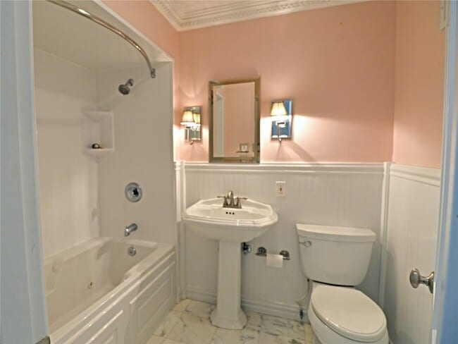 Building Photo - 2235 N Ballas Rd