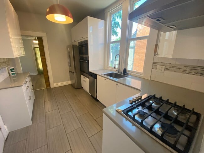 Building Photo - Beautiful 2 Bed 1 Bath Rowe Home in Washington Park Neighborhood