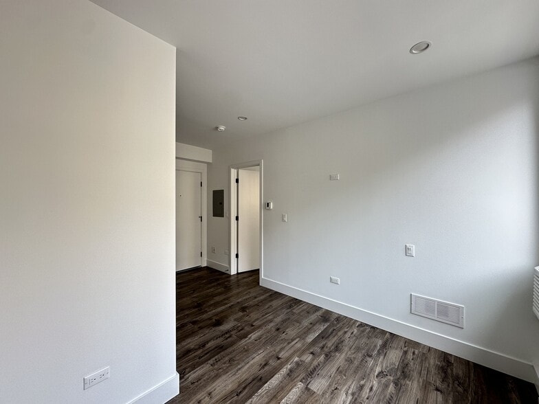 Building Photo - 941 W Carmen Ave