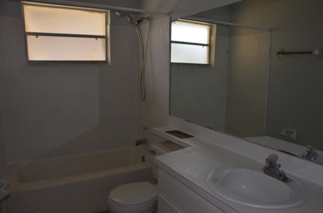 Building Photo - 1316 Holly Springs Cir